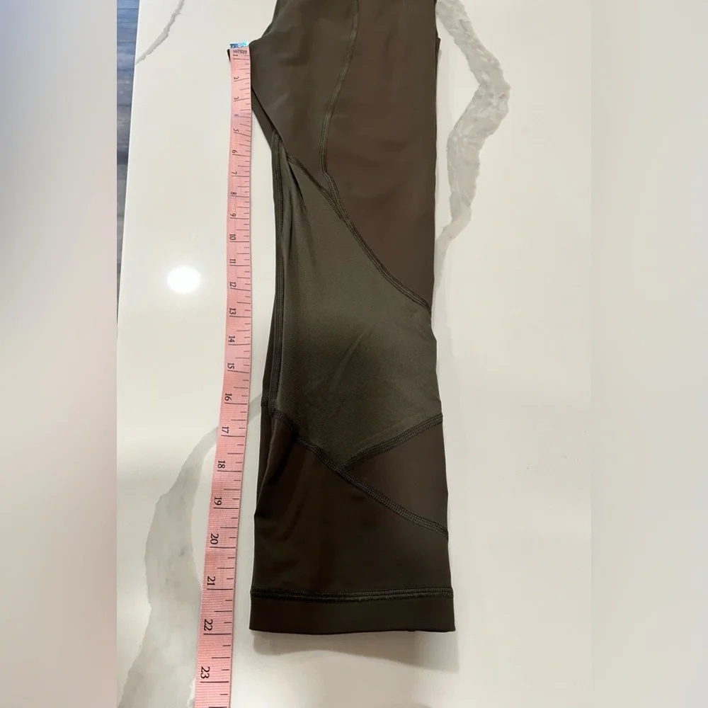 Lululemon Athletica Women’s Pace‎ Rival Crop legging 22” Dark Olive Size 4